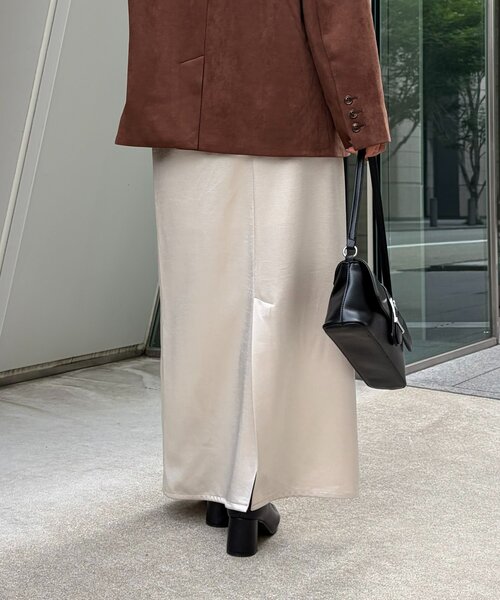 Thevon(ゼボン)の「サテンセミフレアスカート(スカート・レディース・アイボリー/ブラック・M/S)」の6枚目の写真