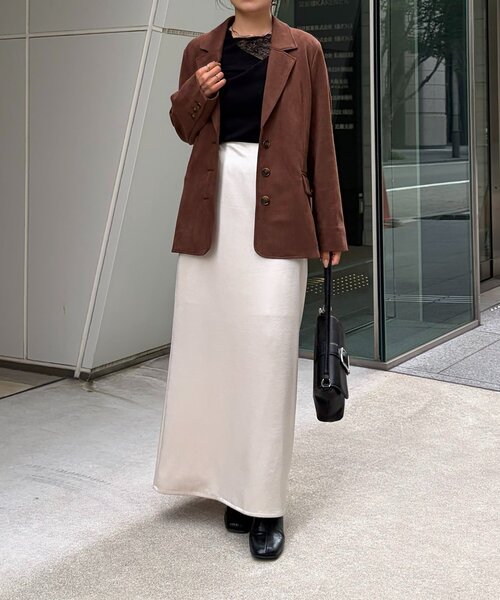 Thevon(ゼボン)の「サテンセミフレアスカート(スカート・レディース・アイボリー/ブラック・M/S)」の7枚目の写真
