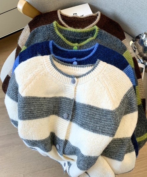 AMAJI(アマジ)の「ボーダー柄 ニットカーディガン(カーディガン/ボレロ・レディース・ブラウン/ベージュ/グリーン/ブルー・FREE)」の5枚目の写真