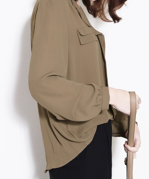 reca（レカ）の「【reca大人気アイテム】"高品質"ポケットデザインシフォンブラウス（シャツ/ブラウス・レディース・ネイビー/オフホワイト/グレー/ブラック/カーキ/グリーン系その他/ベージュ/グレー系その他/ブルー系その他/シルバーグレー/キャメル/ピンクベージュ/レッド系その他/マスタード/グリーン系その他2・FREE）」の5枚目の写真