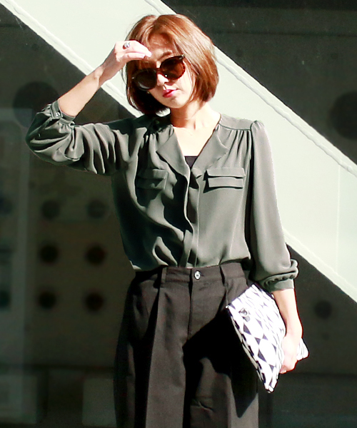 reca（レカ）の「【reca大人気アイテム】"高品質"ポケットデザインシフォンブラウス（シャツ/ブラウス・レディース・ネイビー/オフホワイト/グレー/ブラック/カーキ/グリーン系その他/ベージュ/グレー系その他/ブルー系その他/シルバーグレー/キャメル/ピンクベージュ/レッド系その他/マスタード/グリーン系その他2・FREE）」の3枚目の写真