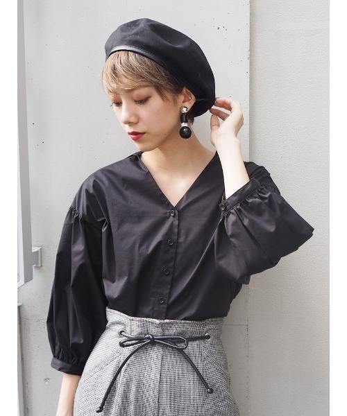 MURUA（ムルーア）の「ボリュームスリーブデコルテシャツ（シャツ/ブラウス・レディース・ブラック/マルチ/ホワイト・FREE）」の2枚目の写真