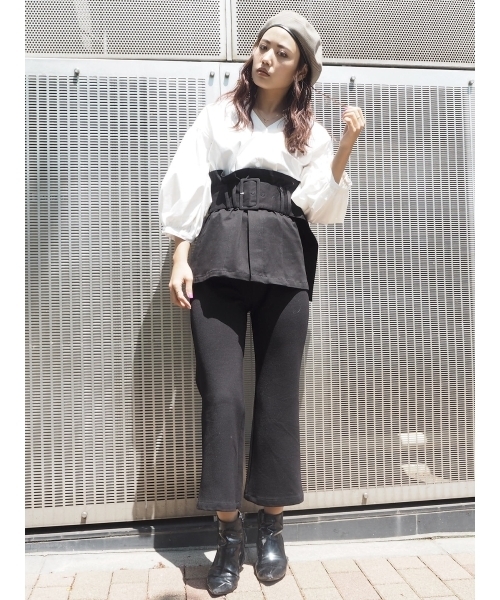 MURUA（ムルーア）の「ボリュームスリーブデコルテシャツ（シャツ/ブラウス・レディース・ブラック/マルチ/ホワイト・FREE）」の4枚目の写真