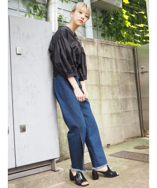 MURUA（ムルーア）の「ボリュームスリーブデコルテシャツ（シャツ/ブラウス・レディース・ブラック/マルチ/ホワイト・FREE）」の5枚目の写真