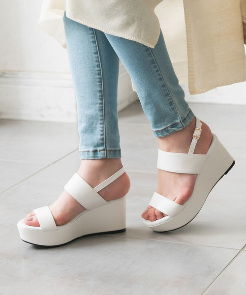 Newlyme(ニューリーミー)の「厚底フッドベッドコンビネーションベルトサンダル(サンダル・レディース・ホワイト系その他2/ブルー系その他/ブラック系その他/ブラック系その他3/シルバー系その他/ゴールド系その他/ベージュ系その他/イエロー系その他/レッド系その他/ブラック系その他2/ホワイト系その他/ホワイト系その他3/ブラウン系その他/シルバー系その他2/ホワイト/グレイッシュベージュ/ブラック/ホワイト系その他4/ブラック系その他5/ブラック系その他4/ブラック×ホワイト/クリアブラック/パープル/ベージュ/グレー・24㎝/25㎝/23.5㎝/22.5㎝/24.5㎝/25.5cm/26cm/23㎝/22cm/25cm/23.5cm/22.5cm/24.5cm/24cm/23cm)」の2枚目の写真