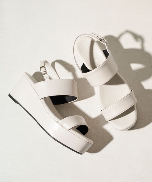 Newlyme(ニューリーミー)の「厚底フッドベッドコンビネーションベルトサンダル(サンダル・レディース・ホワイト系その他2/ブルー系その他/ブラック系その他/ブラック系その他3/シルバー系その他/ゴールド系その他/ベージュ系その他/イエロー系その他/レッド系その他/ブラック系その他2/ホワイト系その他/ホワイト系その他3/ブラウン系その他/シルバー系その他2/ホワイト/グレイッシュベージュ/ブラック/ホワイト系その他4/ブラック系その他5/ブラック系その他4/ブラック×ホワイト/クリアブラック/パープル/ベージュ/グレー・24㎝/25㎝/23.5㎝/22.5㎝/24.5㎝/25.5cm/26cm/23㎝/22cm/25cm/23.5cm/22.5cm/24.5cm/24cm/23cm)」の1枚目の写真