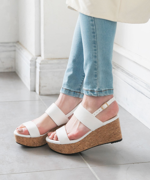 Newlyme(ニューリーミー)の「厚底フッドベッドコンビネーションベルトサンダル(サンダル・レディース・ホワイト系その他2/ブルー系その他/ブラック系その他/ブラック系その他3/シルバー系その他/ゴールド系その他/ベージュ系その他/イエロー系その他/レッド系その他/ブラック系その他2/ホワイト系その他/ホワイト系その他3/ブラウン系その他/シルバー系その他2/ホワイト/グレイッシュベージュ/ブラック/ホワイト系その他4/ブラック系その他5/ブラック系その他4/ブラック×ホワイト/クリアブラック/パープル/ベージュ/グレー・24㎝/25㎝/23.5㎝/22.5㎝/24.5㎝/25.5cm/26cm/23㎝/22cm/25cm/23.5cm/22.5cm/24.5cm/24cm/23cm)」の4枚目の写真