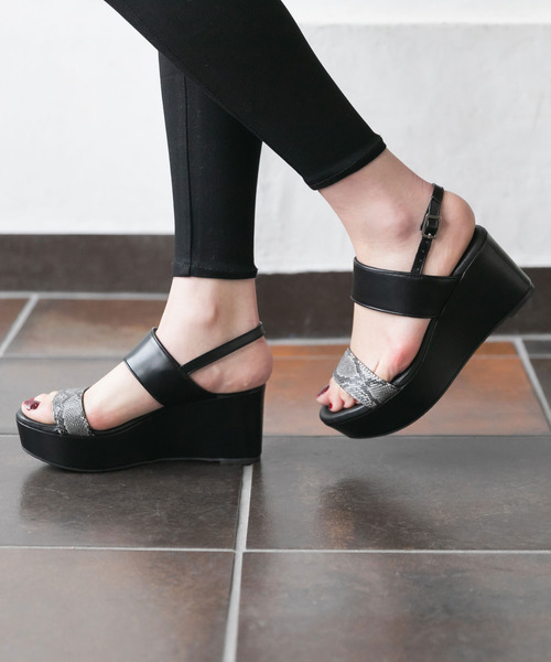 Newlyme(ニューリーミー)の「厚底フッドベッドコンビネーションベルトサンダル(サンダル・レディース・ホワイト系その他2/ブルー系その他/ブラック系その他/ブラック系その他3/シルバー系その他/ゴールド系その他/ベージュ系その他/イエロー系その他/レッド系その他/ブラック系その他2/ホワイト系その他/ホワイト系その他3/ブラウン系その他/シルバー系その他2/ホワイト/グレイッシュベージュ/ブラック/ホワイト系その他4/ブラック系その他5/ブラック系その他4/ブラック×ホワイト/クリアブラック/パープル/ベージュ/グレー・24㎝/25㎝/23.5㎝/22.5㎝/24.5㎝/25.5cm/26cm/23㎝/22cm/25cm/23.5cm/22.5cm/24.5cm/24cm/23cm)」の10枚目の写真