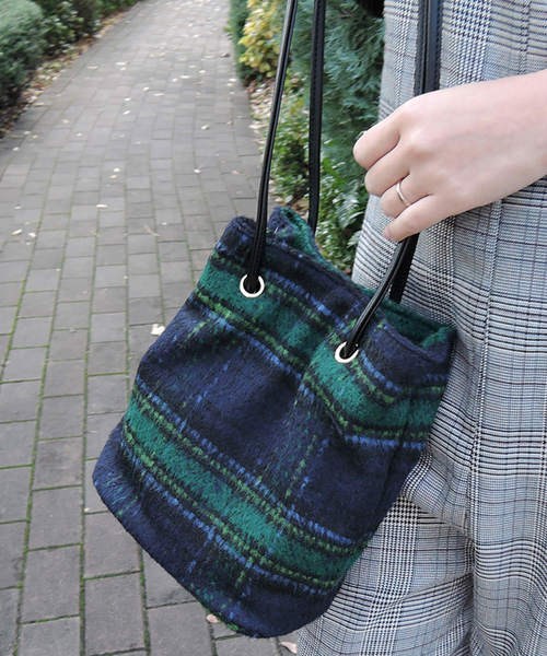 minia(ミニア)の「巾着ショルダーバッグ(ショルダーバッグ・レディース・ブラック/グリーン系その他/イエロー/レッド/レッド系その他/オレンジ系その他・FREE)」の1枚目の写真