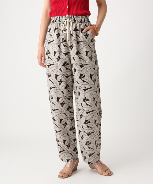 A part by（アパートバイ）の「R/Lリーフムジイージーパンツ　838841（その他パンツ・レディース・レッド/ブラック系その他/ナチュラル/グリーン系その他・FREE）」の2枚目の写真