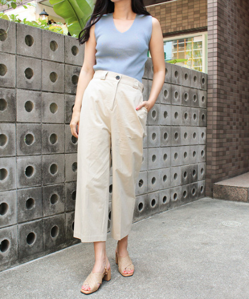 MODE ROBE（モードローブ）の「Vネックノースリトップス（タンクトップ・レディース・ホワイト/ブラック/ベージュ/ブラウン/ブルー・FREE）」の13枚目の写真