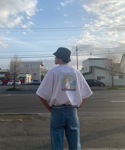 Piko（ピコ）の「【別注】【PIKO】 古着風 トロピカル ガール イージーケア 高密度ビッグシルエット アニメチックイラストTシャツ（Tシャツ/カットソー・メンズ・ホワイト/ブラック/ベージュ/ネイビー/ピンク/ブルー/グリーン・MEDIUM/LARGE）」の8枚目の写真