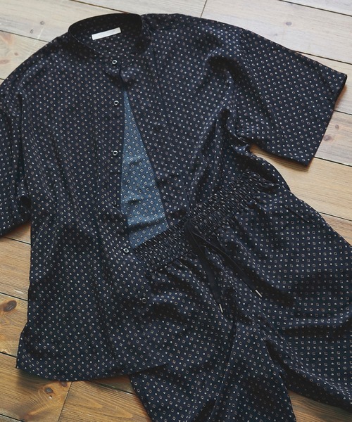 JOURNAL STANDARD（ジャーナルスタンダード）の「【シャツ+ショーツ+巾着袋の3点セット】ホームウェア SUMMER セットアップ/部屋着/ワンマイル/オーバーサイズ/バンドカラー半袖シャツ/バギーショーツ/[10色展開/総柄/ウォールペイント/無地][ユニセックス対応]（シャツ/ブラウス・メンズ・ブラック/グレー/ベージュ系その他2/ネイビー/ナチュラル/ベージュ/カーキ/ネイビー系/ブラウン/ベージュ系その他/ブラック系その他/ブラウン系その他・MEDIUM/LARGE）」の11枚目の写真