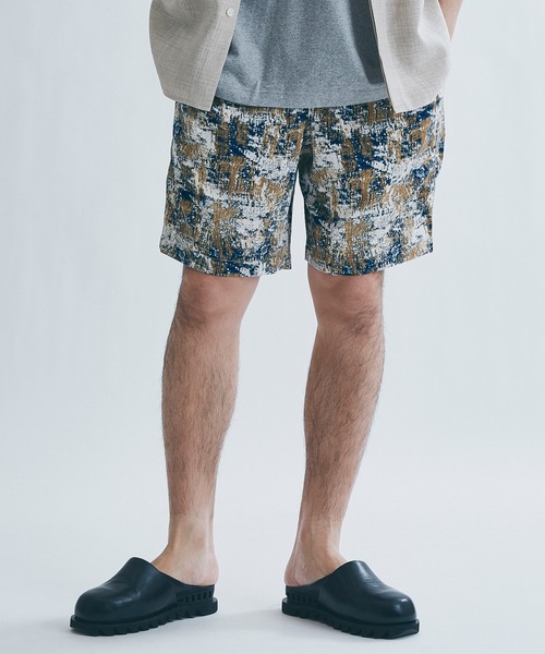 JOURNAL STANDARD（ジャーナルスタンダード）の「【シャツ+ショーツ+巾着袋の3点セット】ホームウェア SUMMER セットアップ/部屋着/ワンマイル/オーバーサイズ/バンドカラー半袖シャツ/バギーショーツ/[10色展開/総柄/ウォールペイント/無地][ユニセックス対応]（シャツ/ブラウス・メンズ・ブラック/グレー/ベージュ系その他2/ネイビー/ナチュラル/ベージュ/カーキ/ネイビー系/ブラウン/ベージュ系その他/ブラック系その他/ブラウン系その他・MEDIUM/LARGE）」の17枚目の写真