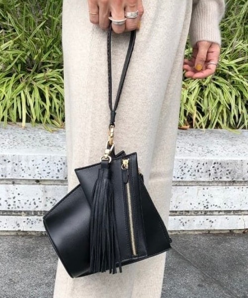 Demi-Luxe BEAMS(デミルクス ビームス)の「ATELIER AMBOISE × Demi-Luxe BEAMS / 別注 LULU レザー バケツバッグ(クラッチバッグ・レディース・ブラウン系その他4/ブラック・ONE SIZE)」の2枚目の写真