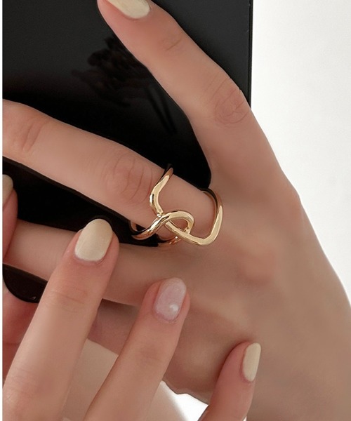 apres jour mignon(アプレジュールミニョン)の「【apresjour mignon×ARIAZ】ライン変形リング(リング・レディース・シルバー/ゴールド・ONESIZE)」の2枚目の写真