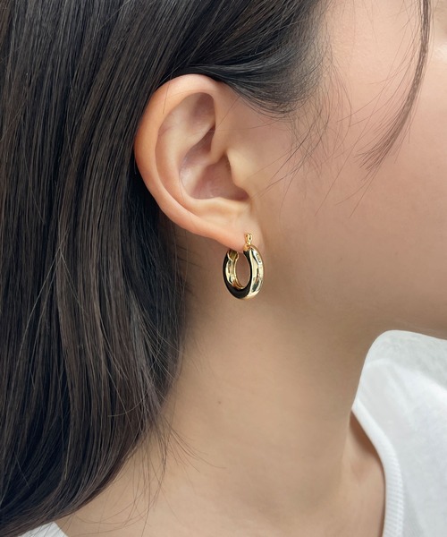 CEMONEMO(セモネモ)の「メタル ワンタッチ ボリューム フープピアス(ピアス(両耳用)・レディース・シルバー/ゴールド・FREE)」の4枚目の写真
