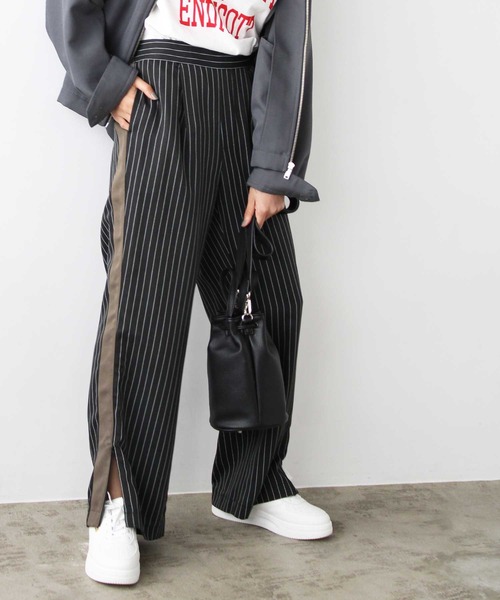 GeeRA(ジーラ)の「サイドライン裾スリットパンツ(その他パンツ・レディース・ブラック/ネイビー・SMALL/MEDIUM/LARGE)」の2枚目の写真