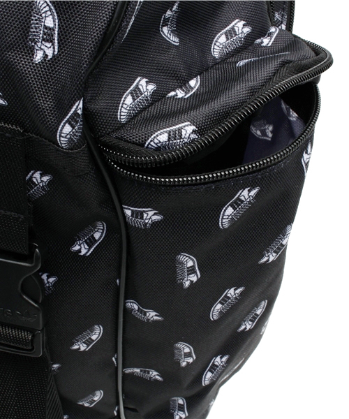 adidas(アディダス)の「ユニセックス アディダス スーパースター柄 バックパック リュック adidas BP CAMP SS S20109(バックパック/リュック・メンズ・ブラック・ONE SIZE)」の3枚目の写真