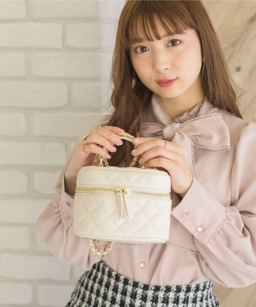 ems excite（エムズエキサイト）の「キルティングバニティショルダー（ショルダーバッグ・レディース・ブラック/ナチュラル/ピンク・ONE SIZE）」の3枚目の写真