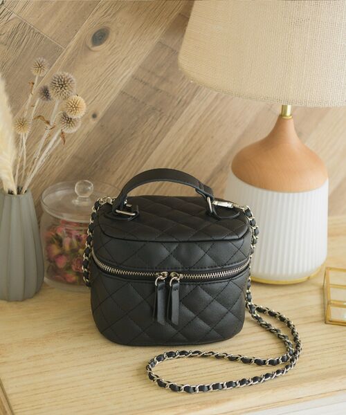 ems excite（エムズエキサイト）の「キルティングバニティショルダー（ショルダーバッグ・レディース・ブラック/ナチュラル/ピンク・ONE SIZE）」の2枚目の写真