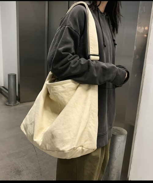 fd style(エフディ スタイル)の「キャンバスショルダーバッグ(ショルダーバッグ・レディース・ブラック/カーキ/アイボリー/レッド・FREE)」の7枚目の写真