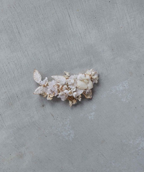 m.soeur（エムスール）の「ツルリーフとお花のクリップ（バレッタ/ヘアクリップ・レディース・ブラック/ホワイト/グリーン/ブルー・FREE）」の2枚目の写真