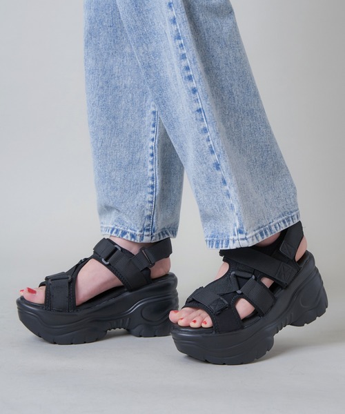 SPINNS（スピンズ）の「ナイロンテープ厚底サンダル（サンダル・レディース・ブラック・S/M/L）」の16枚目の写真