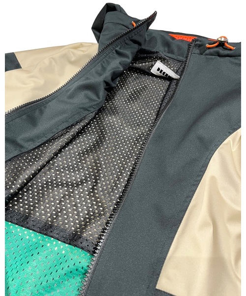 DECEMBERMAY(ディセンバーメイ)の「Water-repellent Bycolor Blouson(ブルゾン・レディース・ブラック/ネイビー・SMALL/MEDIUM)」の5枚目の写真