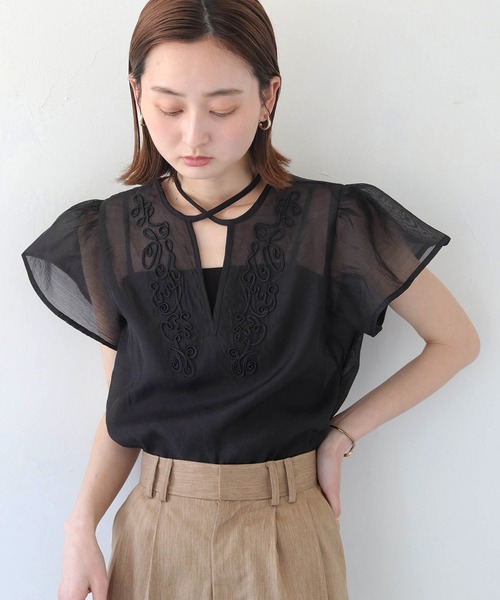 CLEIO(クレイオ)の「【CLEIO】テープ刺繍ネックリボン半袖ブラウス(シャツ/ブラウス・レディース・アイボリー/ブラック・FREE)」の2枚目の写真