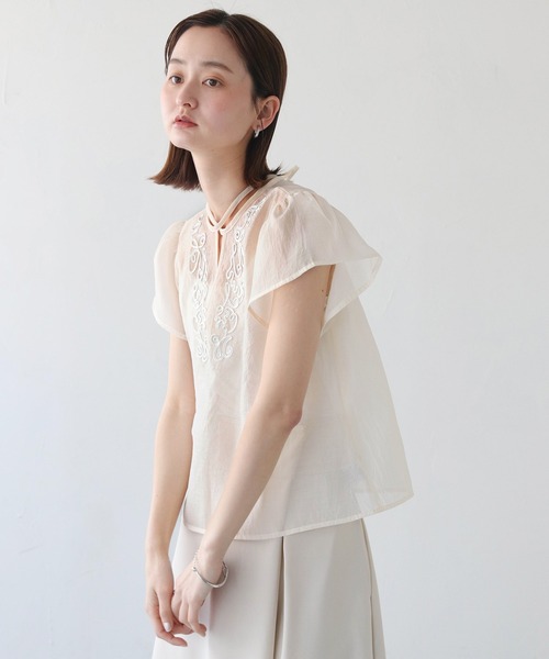 CLEIO(クレイオ)の「【CLEIO】テープ刺繍ネックリボン半袖ブラウス(シャツ/ブラウス・レディース・アイボリー/ブラック・FREE)」の5枚目の写真