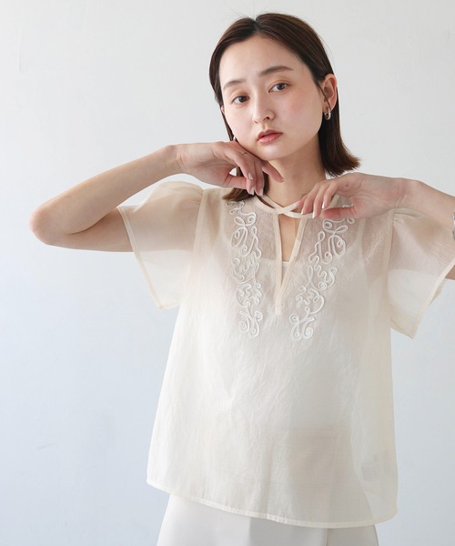 CLEIO(クレイオ)の「【CLEIO】テープ刺繍ネックリボン半袖ブラウス(シャツ/ブラウス・レディース・アイボリー/ブラック・FREE)」の3枚目の写真