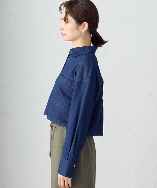 COMME CA ISM(コムサイズム)の「デニム クロップド ストレッチ シャツ/セットアップ対応(シャツ/ブラウス・レディース・ネイビー/ブルー・MEDIUM/LARGE)」の8枚目の写真