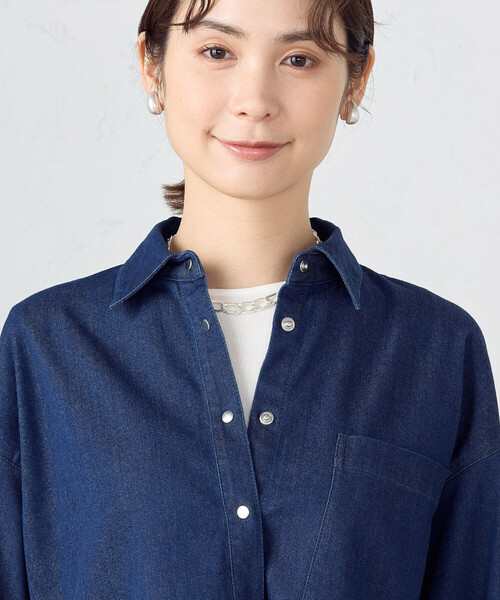 COMME CA ISM(コムサイズム)の「デニム クロップド ストレッチ シャツ/セットアップ対応(シャツ/ブラウス・レディース・ネイビー/ブルー・MEDIUM/LARGE)」の6枚目の写真