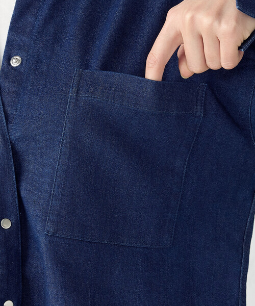 COMME CA ISM(コムサイズム)の「デニム クロップド ストレッチ シャツ/セットアップ対応(シャツ/ブラウス・レディース・ネイビー/ブルー・MEDIUM/LARGE)」の5枚目の写真