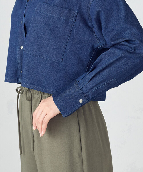COMME CA ISM(コムサイズム)の「デニム クロップド ストレッチ シャツ/セットアップ対応(シャツ/ブラウス・レディース・ネイビー/ブルー・MEDIUM/LARGE)」の4枚目の写真