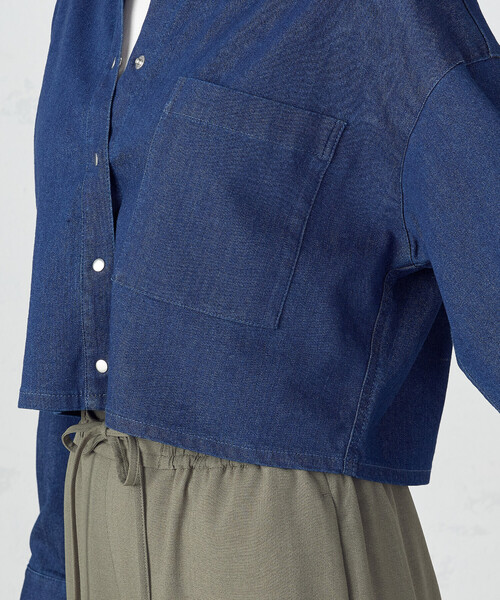 COMME CA ISM(コムサイズム)の「デニム クロップド ストレッチ シャツ/セットアップ対応(シャツ/ブラウス・レディース・ネイビー/ブルー・MEDIUM/LARGE)」の3枚目の写真