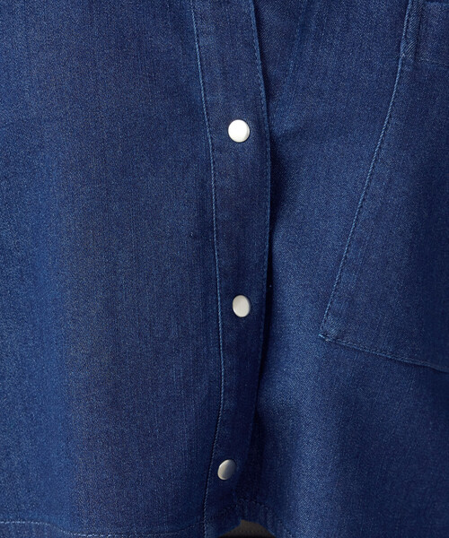 COMME CA ISM(コムサイズム)の「デニム クロップド ストレッチ シャツ/セットアップ対応(シャツ/ブラウス・レディース・ネイビー/ブルー・MEDIUM/LARGE)」の17枚目の写真