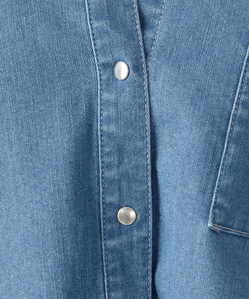 COMME CA ISM(コムサイズム)の「デニム クロップド ストレッチ シャツ/セットアップ対応(シャツ/ブラウス・レディース・ネイビー/ブルー・MEDIUM/LARGE)」の16枚目の写真