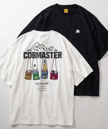 COBMASTER（コブマスター）の「【Cobmaster/コブマスター】「A PAC IN LEISURE」ウォレット＆ボトルイラスト バック刺繍デザイン 半袖Tシャツ/ビッグシルエット/オーバーサイズ（Tシャツ/カットソー・メンズ）」