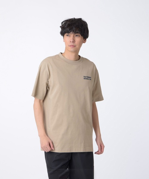 NEW BALANCE(ニューバランス)の「Athletics Flocked リラックス ショートスリーブTシャツ(Tシャツ/カットソー・メンズ・ライトベージュ/ネイビー・XX-LARGE/X-LARGE/LARGE/MEDIUM/SMALL)」の2枚目の写真