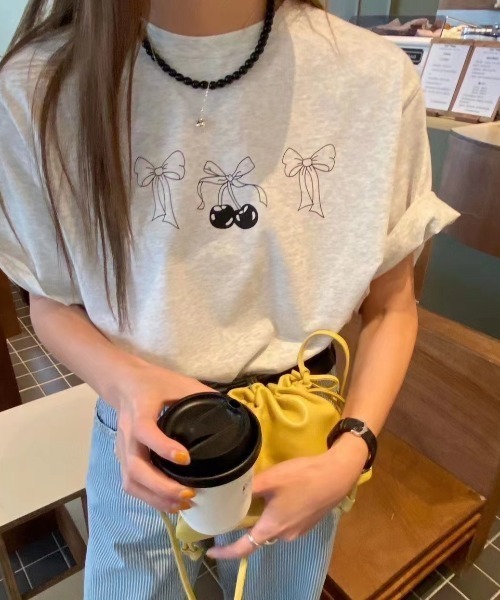 GEMEDA(ジェメダ)の「チェリーリボンプリントTシャツ(Tシャツ/カットソー・レディース・ホワイト/グレー・M)」の1枚目の写真