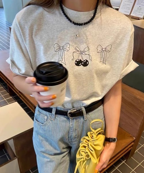 GEMEDA(ジェメダ)の「チェリーリボンプリントTシャツ(Tシャツ/カットソー・レディース・ホワイト/グレー・M)」の5枚目の写真