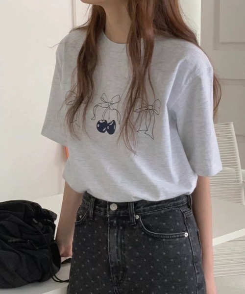 GEMEDA(ジェメダ)の「チェリーリボンプリントTシャツ(Tシャツ/カットソー・レディース・ホワイト/グレー・M)」の6枚目の写真