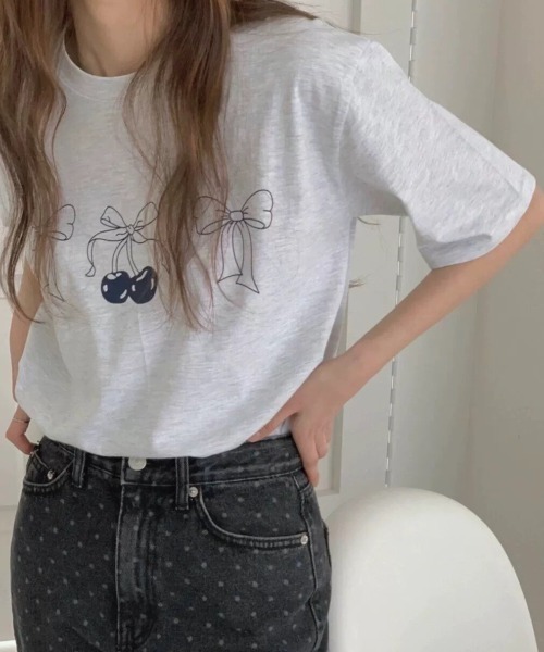 GEMEDA(ジェメダ)の「チェリーリボンプリントTシャツ(Tシャツ/カットソー・レディース・ホワイト/グレー・M)」の4枚目の写真