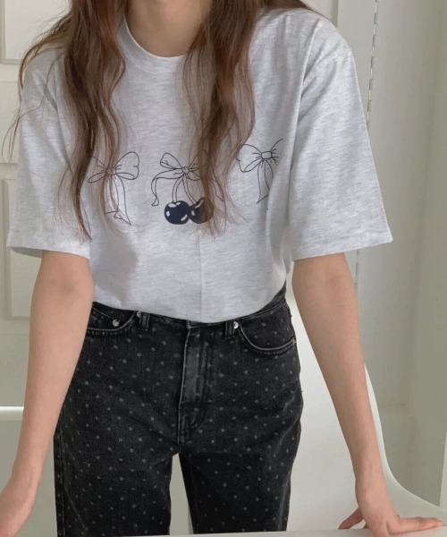 GEMEDA(ジェメダ)の「チェリーリボンプリントTシャツ(Tシャツ/カットソー・レディース・ホワイト/グレー・M)」の3枚目の写真