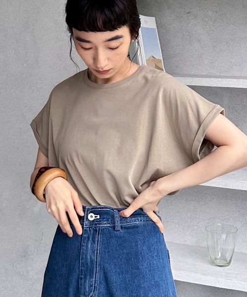 Doux archives(ドゥアルシーヴ)の「【サイズ展開有】袖折り返しTシャツ(Tシャツ/カットソー・レディース・ブラック/グレイッシュベージュ/カーキ/サックスブルー/オフホワイト/チャコールグレー/ピンクベージュ・36/38)」の5枚目の写真