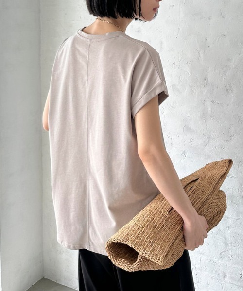 Doux archives(ドゥアルシーヴ)の「【サイズ展開有】袖折り返しTシャツ(Tシャツ/カットソー・レディース・ブラック/グレイッシュベージュ/カーキ/サックスブルー/オフホワイト/チャコールグレー/ピンクベージュ・36/38)」の4枚目の写真