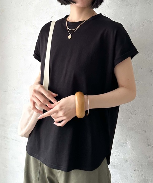 Doux archives(ドゥアルシーヴ)の「【サイズ展開有】袖折り返しTシャツ(Tシャツ/カットソー・レディース・ブラック/グレイッシュベージュ/カーキ/サックスブルー/オフホワイト/チャコールグレー/ピンクベージュ・36/38)」の3枚目の写真