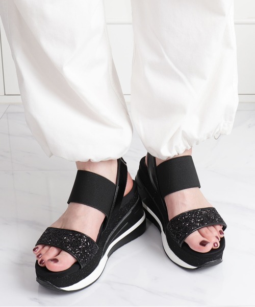 artemis by DIANA（アルテミスバイダイアナ）の「グリッターストラップ　厚底軽量スポーツサンダル（サンダル・レディース・ブラック/シルバー・S/M/L/XL）」の16枚目の写真